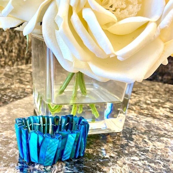 Beautiful shades of turquoise in a shell bracelet - Picture 1 of 5